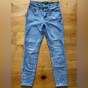 Judy Blue Light wash distressed skinny jeans